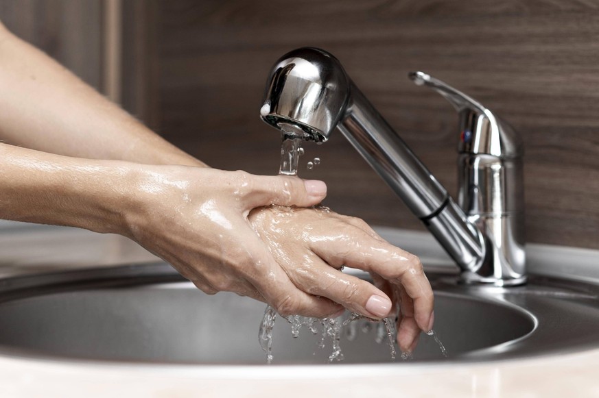 Frau wäscht Hände Waschbecken. Auflösung und hohe Qualität schönes Foto *** Woman washes Hands Washbasin Resolution and high Quality Beautiful Photo Copyright: imageBROKER/OleksandrxLatkun ibxole08512 ...