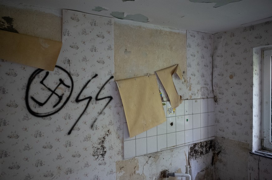 Jemand, der schon vor Daniel in dem leerstehenden Haus war, hat diese Nazi-Graffiti hinterlassen.