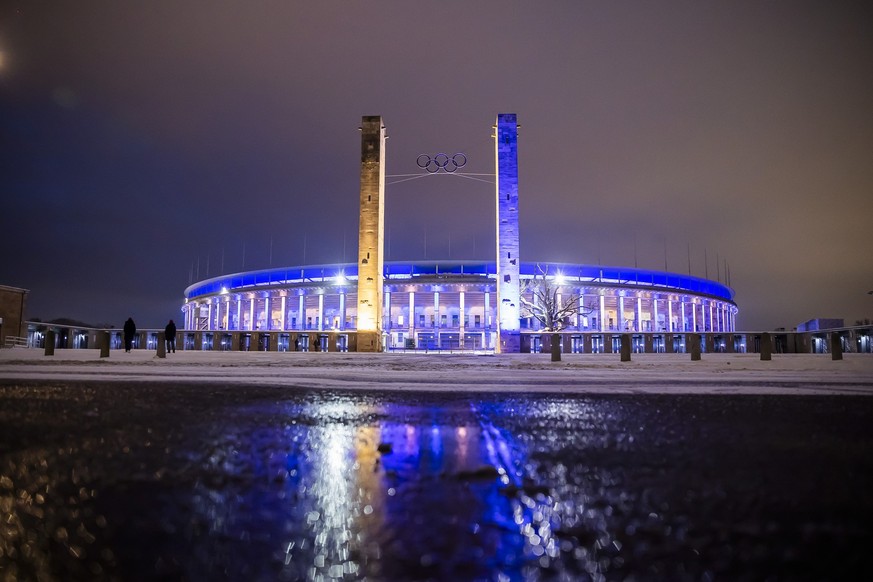 16.01.2024, Berlin: Das Berliner Olympiastadion wird im Gedenken an den verstorbenen Vereinspräsidenten von Hertha BSC Kay Bernstein blau-weiß beleuchtet. Foto: Christoph Soeder/dpa - WICHTIGER HINWEI ...