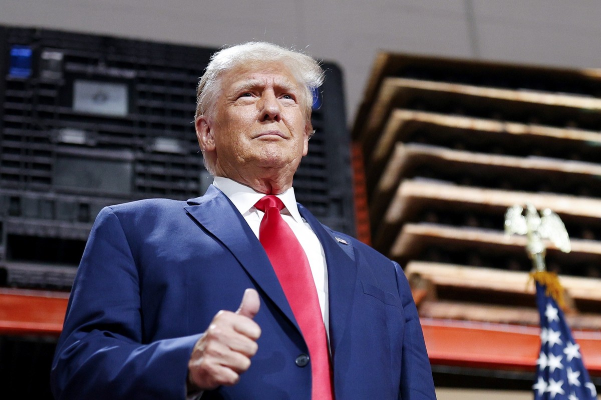 ARCHIV - 27.09.2023, USA, Clinton Township: Donald Trump, ehemaliger Präsident der USA, spricht in Clinton Township. Trump spielt bei der Anklage gegen ihn wegen versuchten Wahlbetrugs auf Zeit - und  ...