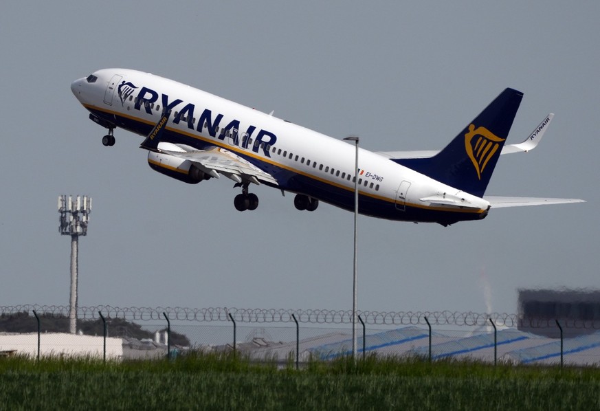 ARCHIV - 22.05.2023, Berlin, Schönefeld: Eine Boeing 737 der Fluggesellschaft Ryanair startet hinter einer grünen Wiese vom Flughafen Berlin Brandenburg (BER) «Willy Brandt». (zu dpa «Ryanair erwartet ...