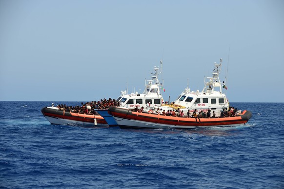 2.8.2021: Flucht über das Meer Seenotrettung im zentralen Mittelmeer, Schiffe der Italienischen Küstenwache evakuieren ein Boot mit Flüchtenden. Mittelmeer Zentrales Mittelmeer Internationale Gewässer ...