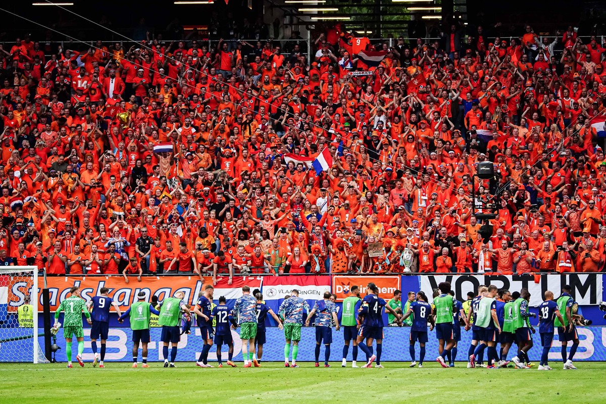 Niederlande feiert/jubelt mit den Fans nach Sieg/Spielende GER, Polen vs. Niederlande, Fussball Europameisterschaft, UEFA EURO, EM, Europameisterschaft,Fussball 2024, Spieltag 1, 16.06.2024 GER, Polen ...