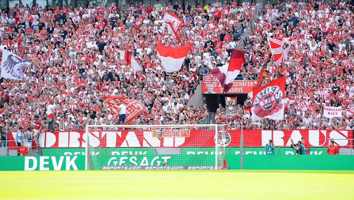 Koeln, Germany 16.09.2018, 2. Bundesliga, 5. Spieltag, 1. FC Koeln - SC Paderborn, kritische Banner gegen den Vorstand aus der Suedkurve ( DeFodi521 *** Koeln Germany 16 09 2018 2 Bundesliga 5 Matchda ...