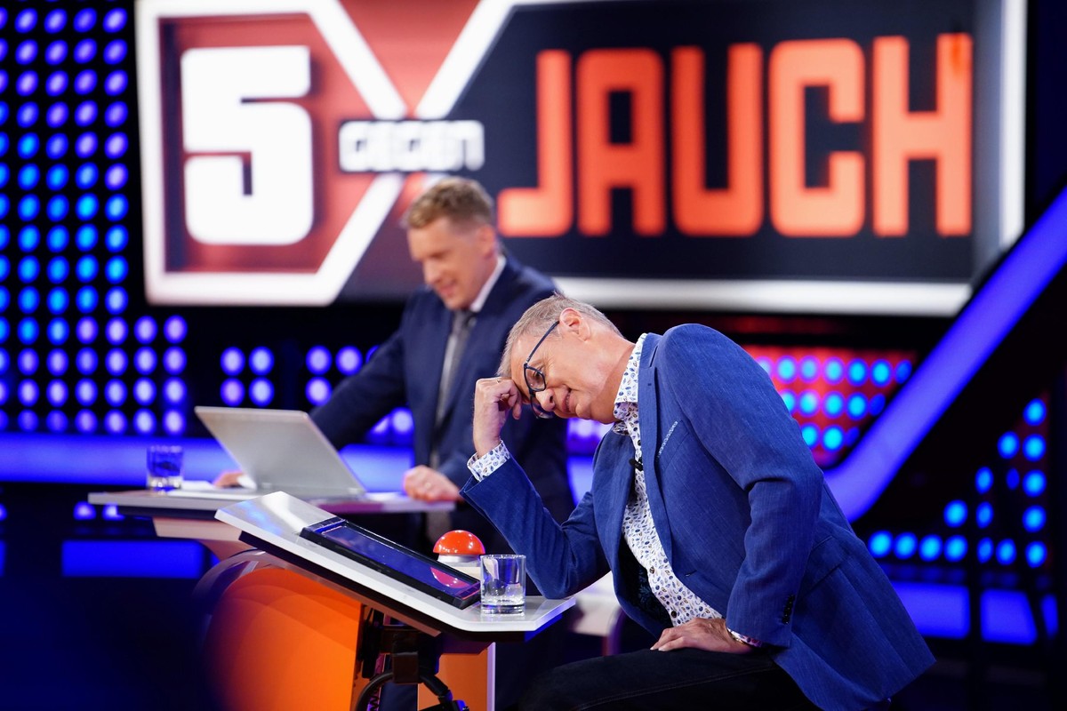 Günther Jauch tritt alleine gegen ein 5-köpfiges prominentes Rate-Team an. Links Moderator Oliver Pocher.
Die Verwendung des sendungsbezogenen Materials ist nur mit dem Hinweis und Verlinkung auf TVN ...