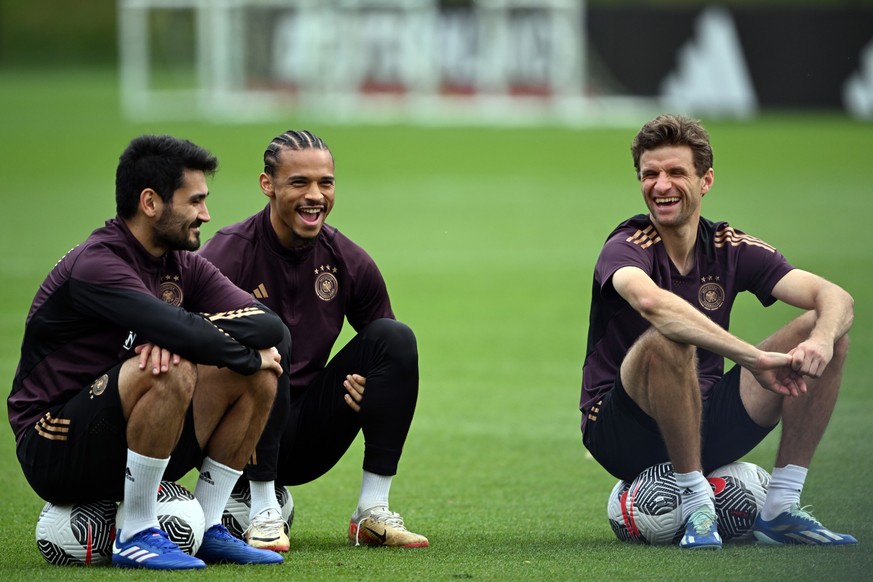 10.10.2023, USA, Foxborough: Nationalmannschaft, Deutschland, US-Länderspielreise, Training. Ilkay Gündogan (l-r), Leroy Sane und Thomas Müller in Aktion während des Trainings. Am Donnerstag gab es fü ...