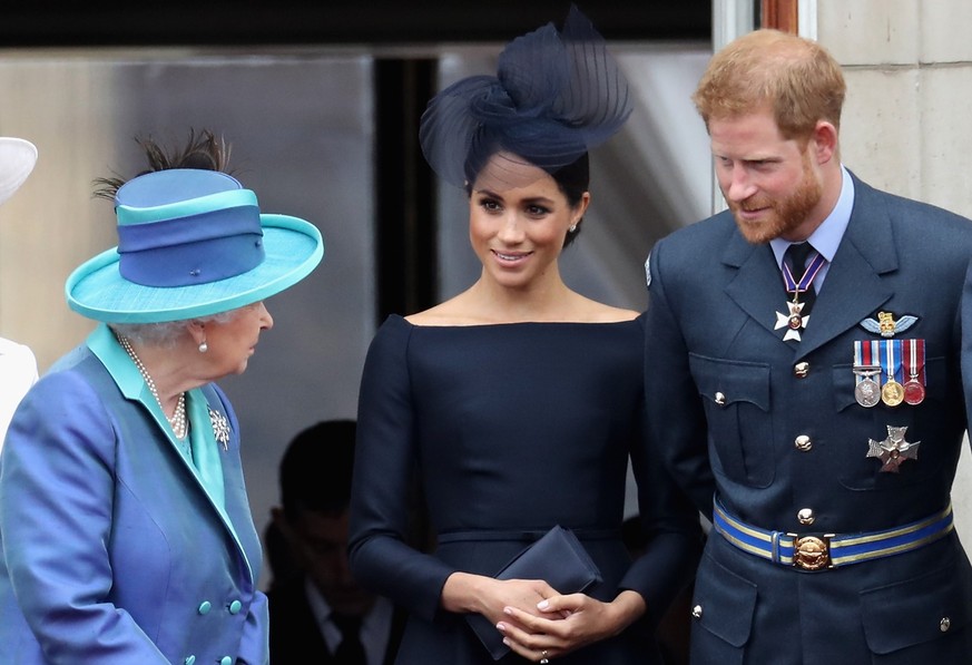 Hier sind die Queen, Meghan und Harry bei einer Veranstaltung beim Buckingham Palace zu sehen.