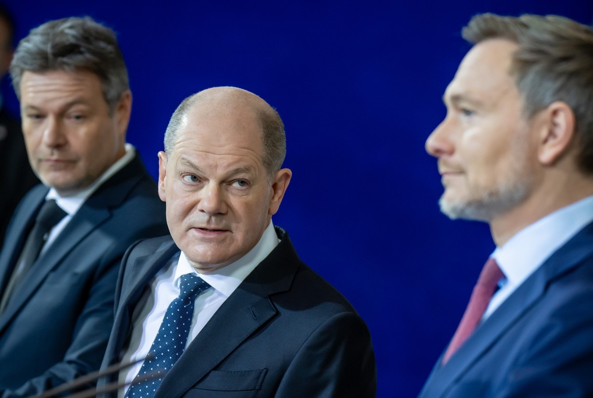 ARCHIV - 13.12.2023, Berlin: Robert Habeck (l-r, Bündnis 90/Die Grünen), Bundesminister für Wirtschaft und Klimaschutz, Bundeskanzler Olaf Scholz (SPD) und Christian Lindner (FDP), Bundesminister der ...