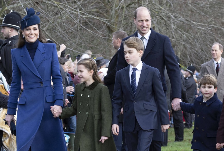 . 25/12/2023. Sandringham , United Kingdom. Prince William, Kate Middleton, the Prince and Princess of Wales, and their children Prince George, Princess Charlotte and Prince Louis arriving at the Chri ...