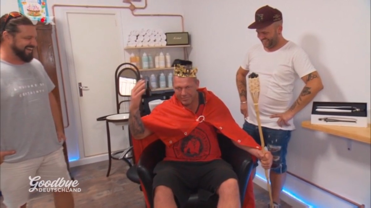 Auswanderer Andreas lässt sich als König feiern im neuen Schönheitssalon Iron Beauty.