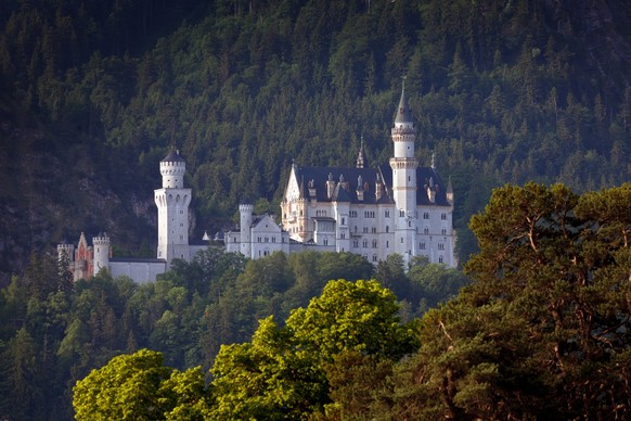 ARCHIV - 18.06.2023, Bayern, Schwangau: Das Schloss Neuschwanstein im Morgenlicht. Der UNESCO-Welterbe-Antrag f�r die Schl�sser Neuschwanstein, Linderhof, Schachen und Herrenchiemsee unter dem Motto � ...