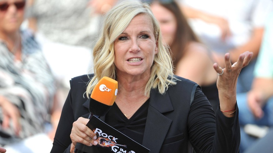 ZDF - Fernsehgarten. Moderatorin Andrea Kiwi Kiewel w