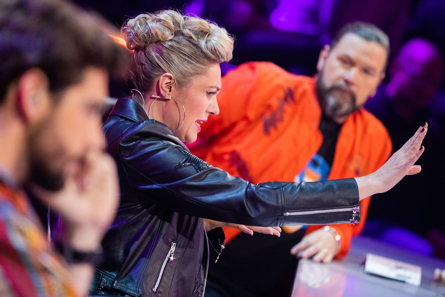 16.10.2021, Nordrhein-Westfalen, Köln: Ruth Moschner aus dem Rateteam gestikuliert in der Prosieben-Show &quot;The Masked Singer&quot; am Ratetisch. Bei «The Masked Singer» treten Prominente als Sänge ...