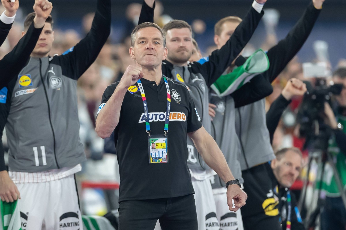 Germany, Duesseldorf, 10.01.2024, Merkur Spiel-Arena, Deutschland vs Schweiz - Gruppe A - Men s EHF EURO 2024 Handball, Trainer Alfred Gislason Deutschland gestures Duesseldorf Merkur Spiel-Arena Nort ...