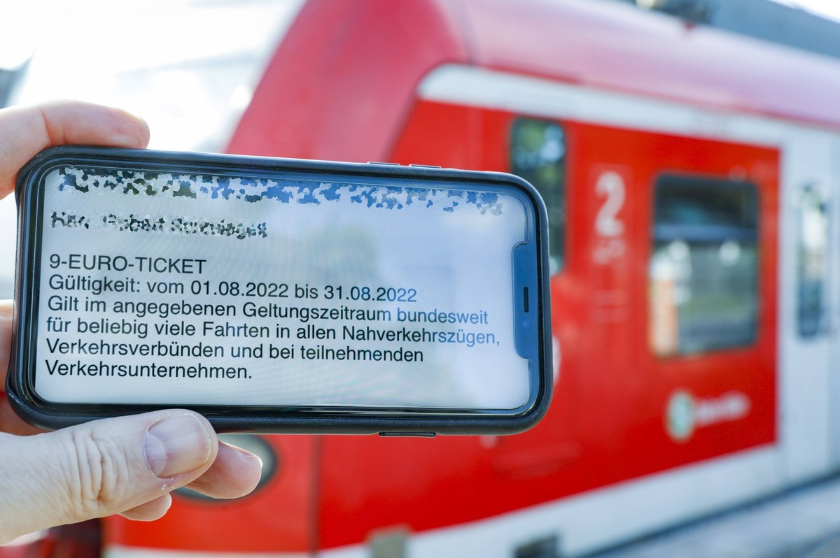 Am 31. August 2022 läuft das 9-Euro-Ticket aus. Köln, 30.08.2022 *** On 31 August 2022 the 9 Euro ticket expires from Cologne, 30 08 2022 Foto:xR.xSchmiegeltx/xFuturexImage