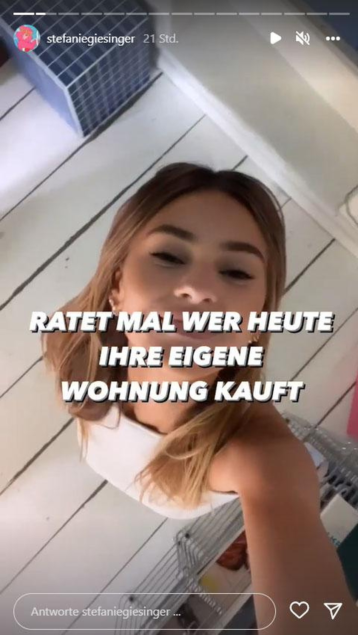 Stefanie verkündet, dass sie sich eine Wohnung gekauft hat.