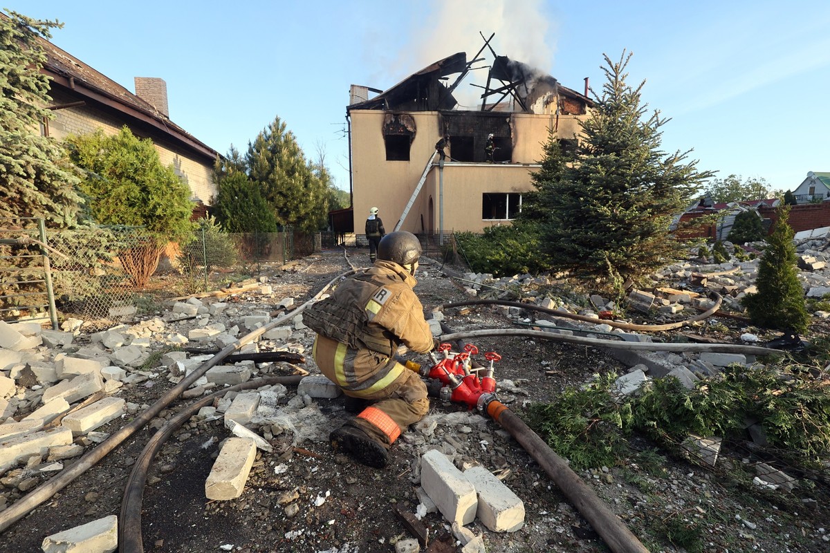 10.05.2024, Ukraine, Charkiw: Nach einem russischen Raketenangriff in Charkiw im Nordosten der Ukraine sind Rettungskr�fte bei der Arbeit in einem Haus zu sehen. Foto: Not credited/https://photonew.uk ...