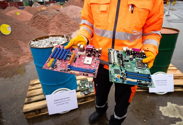 Ein Mitarbeiter erläutert das Recycling von Elektronik-Schrott aus dem Edelmetall-Recycling bei einem Presserundgang auf dem Gelände der Aurubis AG. Der Kupferproduzent stellte auf einer Pressekonfere ...