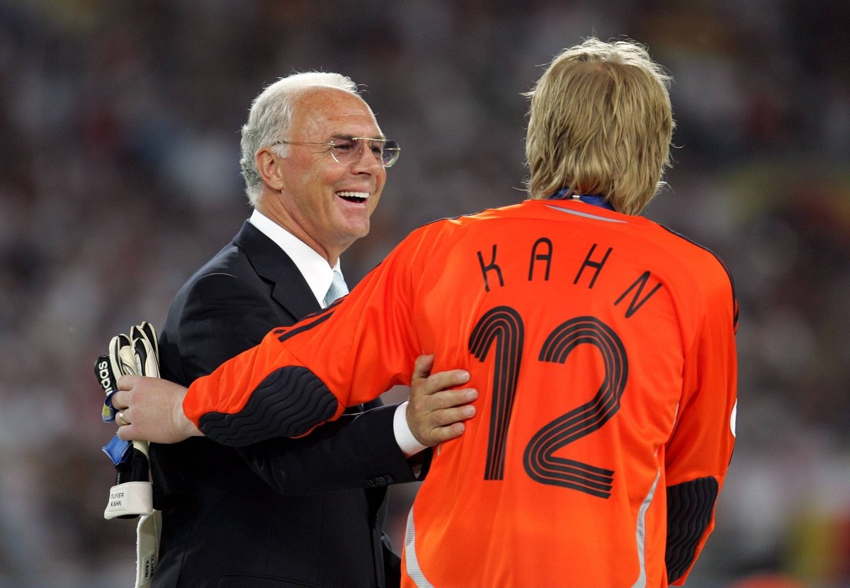 Franz Beckenbauer lacht Oliver Kahn an - aufgenommen beim WM Spiel Deutschland - Portugal am 08.07.2006 in Stuttgart , Stuttgart Deutschland *** Franz Beckenbauer laughs at Oliver Kahn recorded during ...