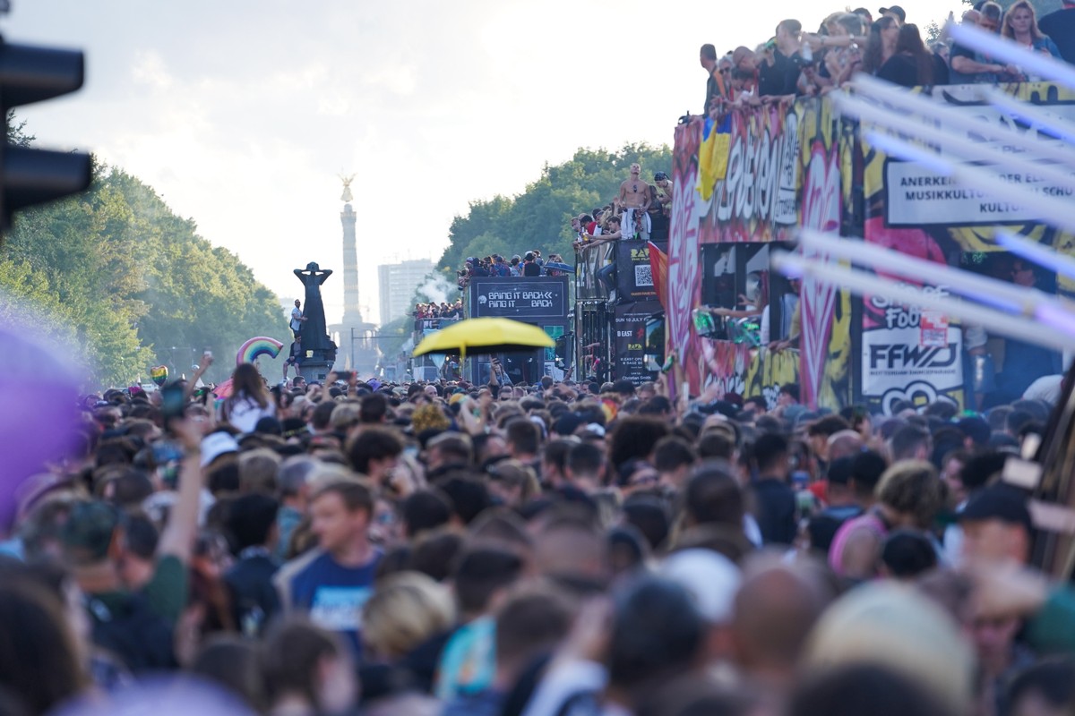 09.07.2022, Berlin: Unter dem Motto "Rave the Planet" zieht eine Parade aus Technofans tanzend auf der Stra