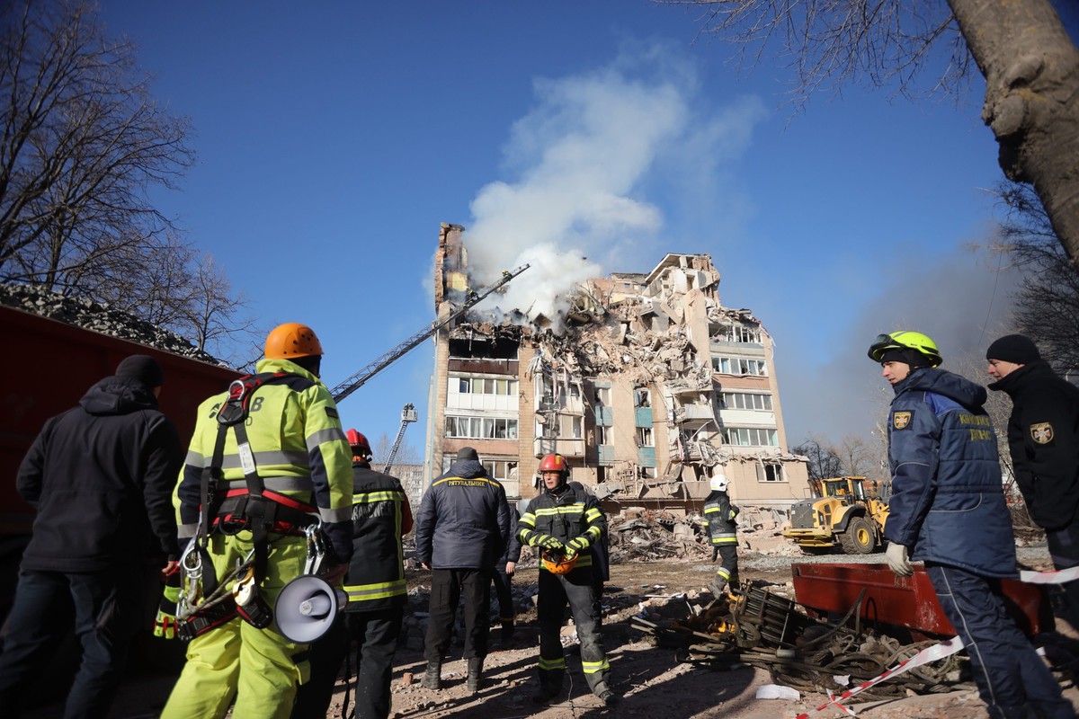19.11.2025, Ukraine, Ternopil: Rettungskräfte löschen ein Feuer in einem Wohnhaus, das durch einen russischen Angriff in Ternopil beschädigt wurde. Foto: Rostyslav Kovalchuk/AP/dpa +++ dpa-Bildfunk ++ ...