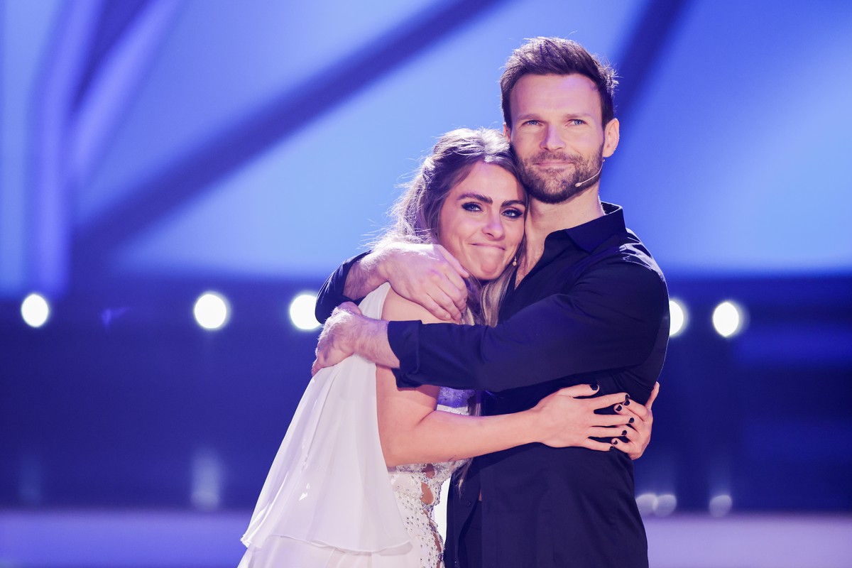 06.05.2022, Nordrhein-Westfalen, K�ln: Sarah Mangione, Moderatorin, und Vadim Garbuzov, Profit�nzer, stehen in der RTL-Tanzshow &quot;Let&#039;s Dance&quot; im Coloneum. Mangione ist im Viertelfinale  ...