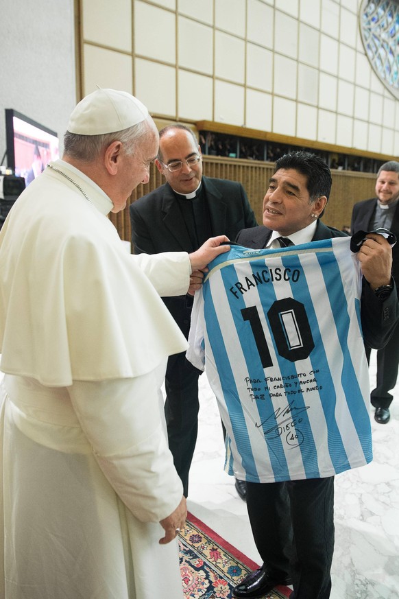 Maradona überreicht Papst Franziskus (l.) ein Argentinien-Trikot.