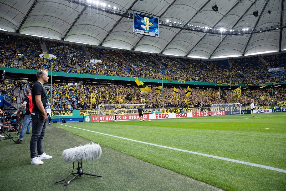 Fußball I Herren I Saison 2024-2025 I DFB-Pokal I 1. Runde I 1. FC Phönix Lübeck - Borussia Dortmund I 17.08.2024 Die Südtribüne voller Fans von Borussia Dortmund. Hamburg Volksparkstadion Hamburg Deu ...