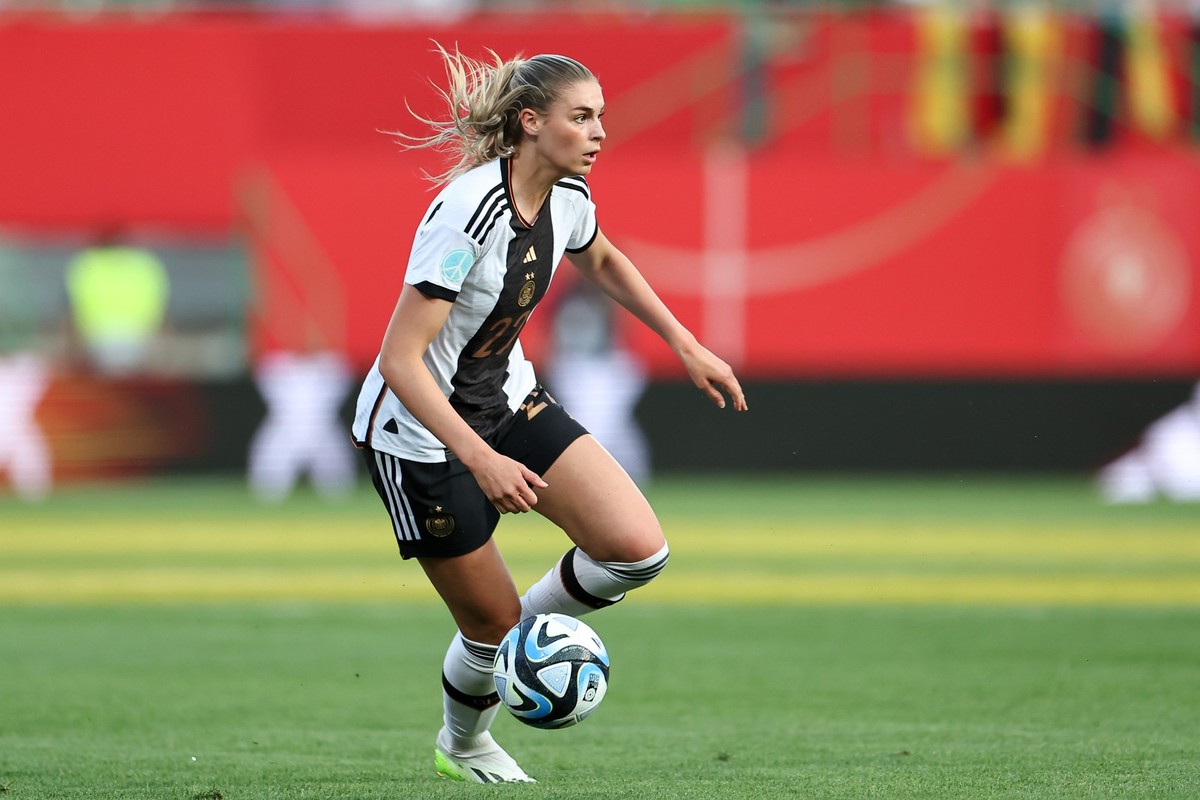 07.07.2023, Bayern, F�rth: Fu�ball, Frauen: L�nderspiele, Deutschland - Sambia im Sportpark Ronhof Thomas Sommer. Jule Brand aus Deutschland spielt den Ball. Die deutschen Fu�ballerinnen suchen vor de ...