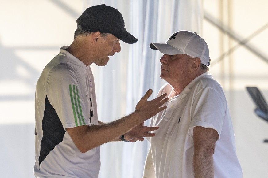 18.07.2023, Bayern, Rottach-Egern: Fußball: Testspiele, FC Rottach-Egern - FC Bayern München: Bayerns Trainer Thomas Tuchel (l) spricht mit Ehrenpräsident Uli Hoeneß. Foto: David Inderlied/dpa +++ dpa ...