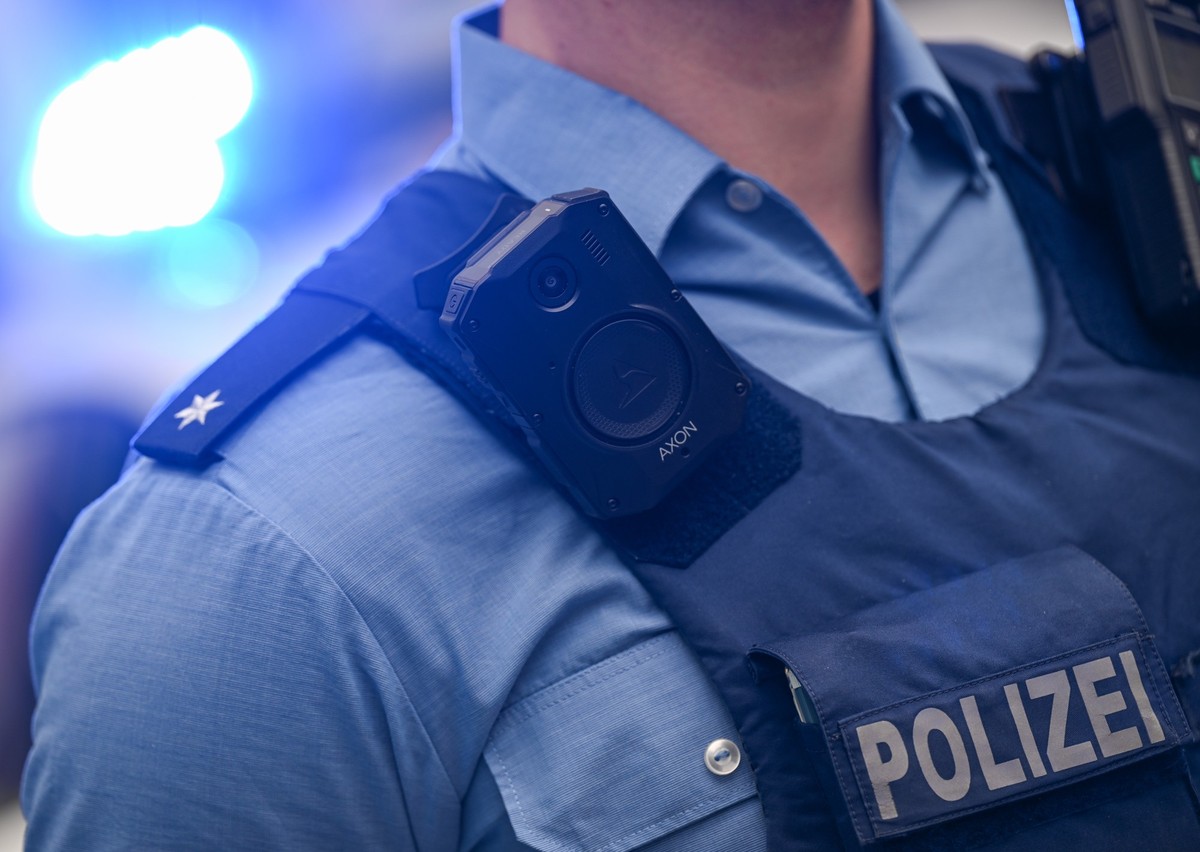06.02.2024, Rheinland-Pfalz, Mainz: Polizeikommissar Jonas Horder tr�gt am Rande der Vorstellung des neuen Polizeigesetzes im Hof des Innenministeriums eine Bodycam auf seiner Schutzweste. Mit dem neu ...