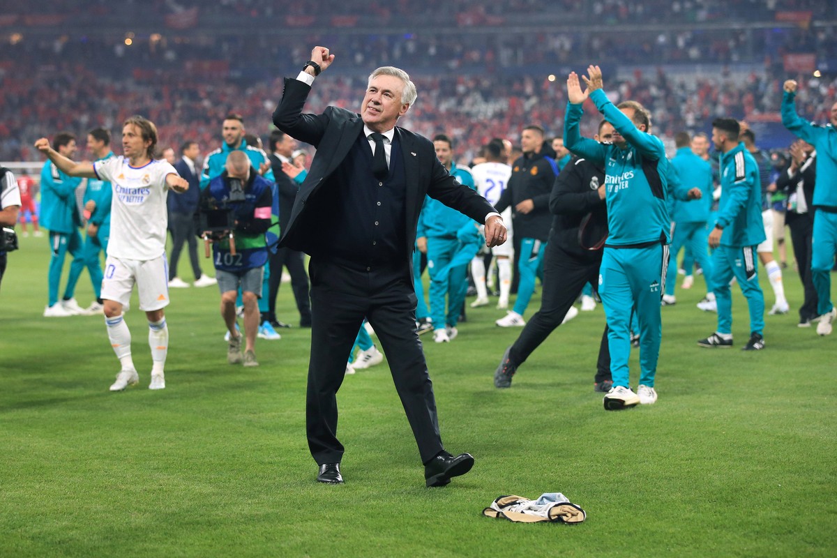 Sport Bilder des Tages Football - UEFA Champions League Final - Liverpool v Real Madrid 28th May 2022 - UEFA Champions League Final - Liverpool v Real Madrid - Real Madrid coach Carlo Ancelotti celebr ...