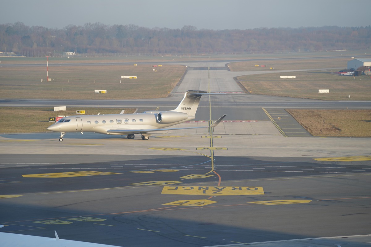 Ein Pivatjet G650 des Herstellers Gulfstream Aerospace rollt nach der Landung über den Flughafen Hamburg Airport.