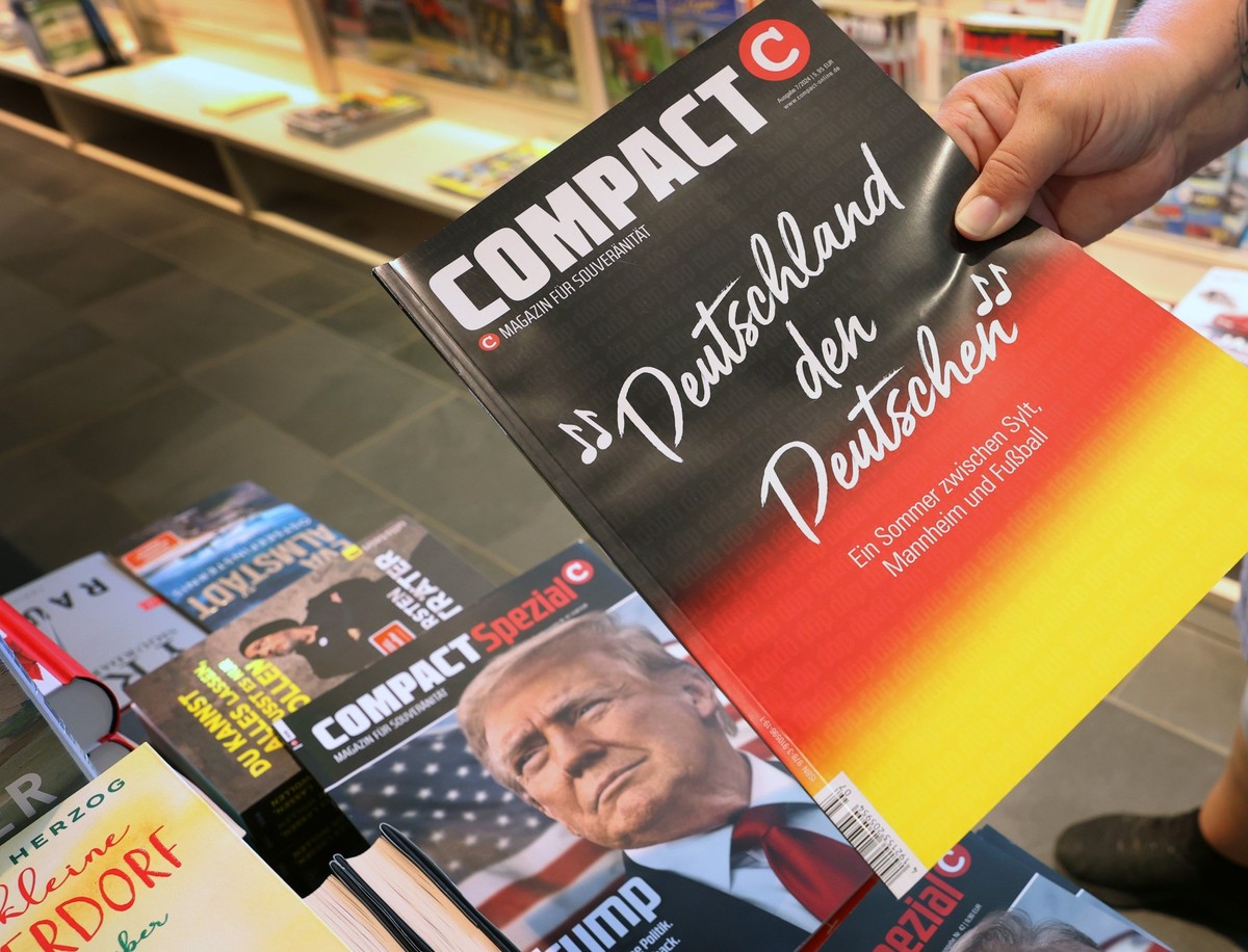 ARCHIV - 16.07.2024, Bayern, Kempten: Eine Mitarbeiterin einer Bahnhofsbuchhandlung hält eine Ausgabe des Magazins «Compact», um es danach aus dem Sortiment zu nehmen. Bundesinnenministerin Faeser hat ...