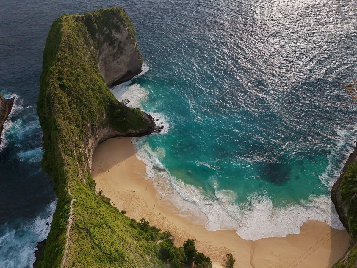 Aerial view of Kelingking Beach on Nusa Penida, Indonesia, showcasing turquoise waters and dramatic cliffs. 29861723 RECORD DATE NOT STATED