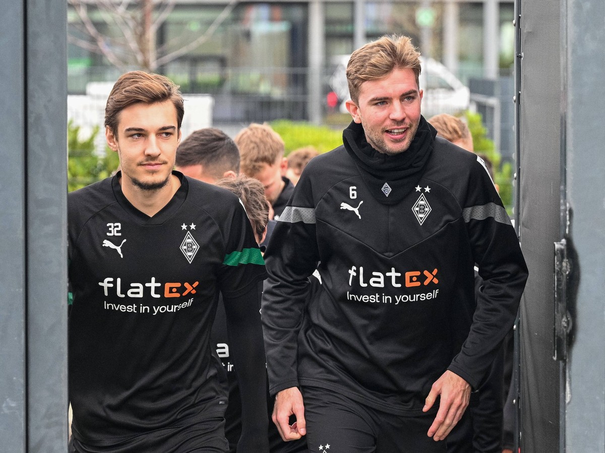 Florian Neuhaus Borussia Moenchengladbach, 32 und Christoph Kramer Borussia Moenchengladbach, 06 kommen auf den Trainingsplatz. Borussia Moenchengladbach, Fussball, 1. Bundesliga, Training, Saison 202 ...