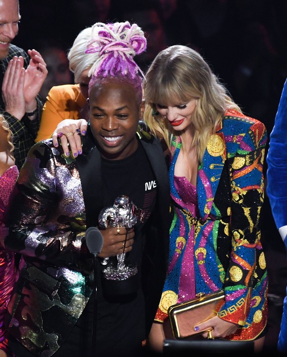 Todrick Hall (l.) und Taylor Swift haben zusammen den Song "Good" aufgenommen – hier gewinnen sie dafür einen Preis. 