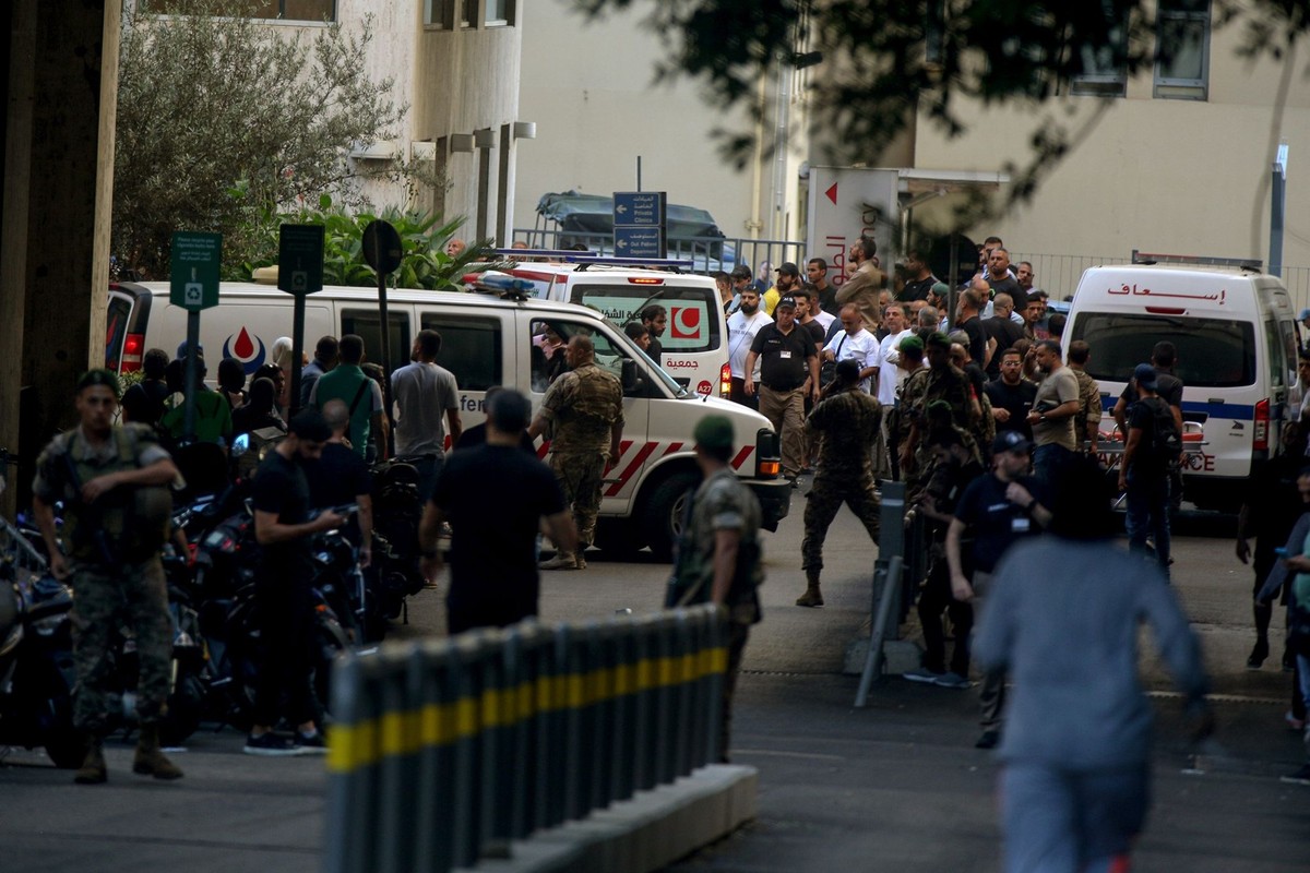 17.09.2024, Libanon, Beirut: Krankenwagen mit Verwundeten kommen in der Notaufnahme des Krankenhauses der Amerikanischen Universität an. Die Hisbollah im Libanon hat Israel für die mutmaßlich koordini ...