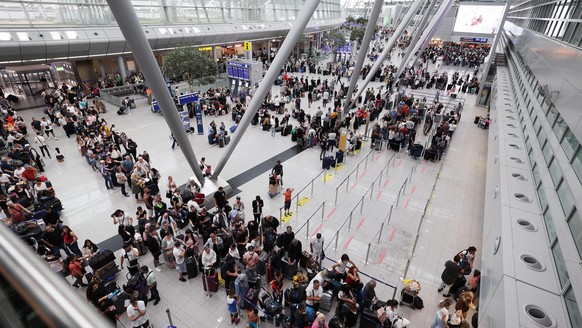 Lange Warteschlangen im Düsseldorfer Flughafen. Menschen stehen der Warteschlange, um das Gepäck abzugeben . (zu dpa: «Koffer-Chaos am Düsseldorfer Flughafen»)