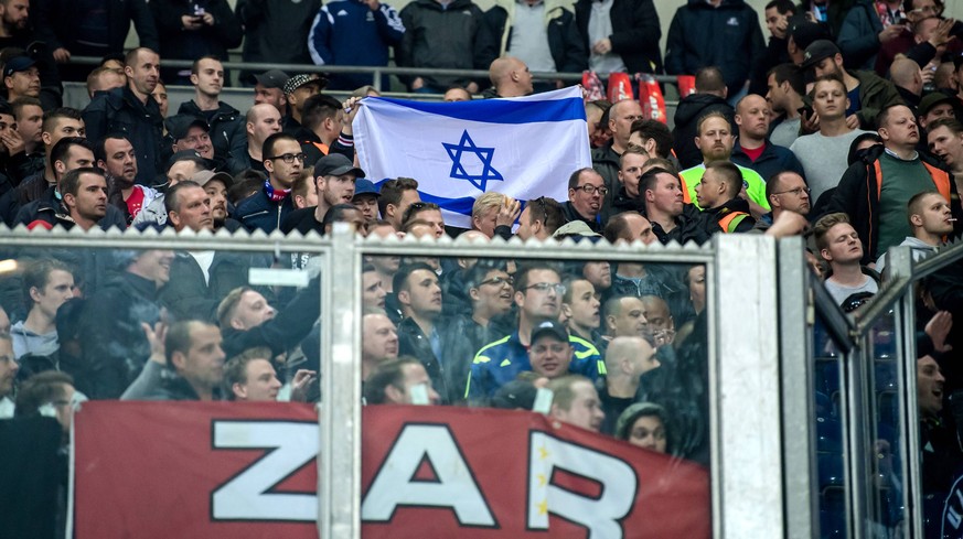 20. April 2017: Gelsenkirchen, Veltins Arena: Fussball Europa League, Viertelfinale: FC Schalke 04 - Ajax Amsterdam: Fans von Ajax Amsterdam praesentieren in ihrem Block die Fahne von Israel.

20 Ap ...