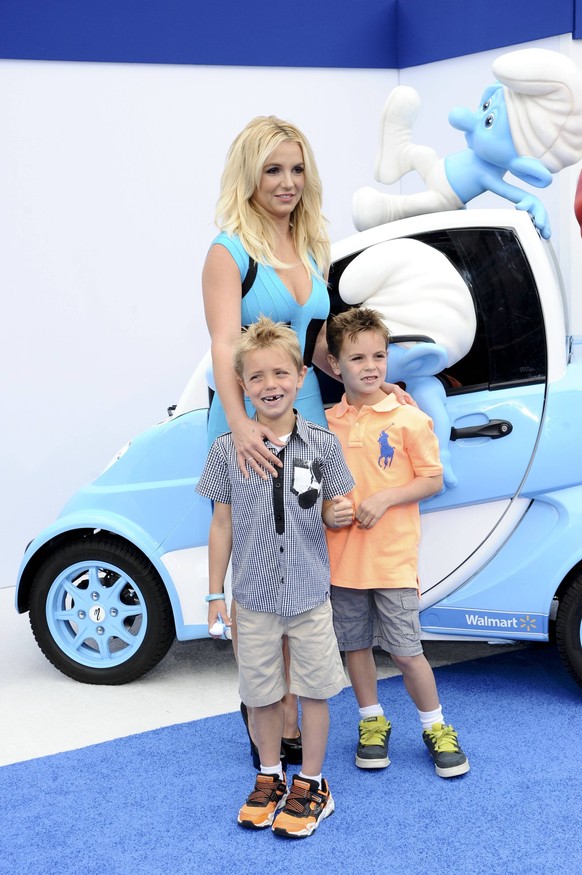 Bildnummer: 60233242 Datum: 28.07.2013 Copyright: imago/PicturePerfect
Britney Spears with sons Sean Federline &amp; Jayden Federline THE SMURFS 2 FILM PREMIERE Los Angeles PUBLICATIONxNOTxINxUSAxUK E ...