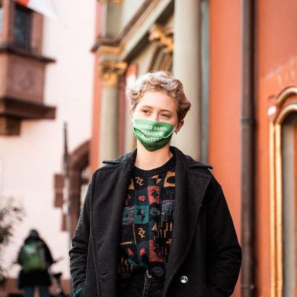 Jule Pehnt ist 17 Jahre alt und geht in Freiburg in die elfte Klasse. Seit zwei Jahren engagiert sie sich bei Fridays for Future in Freiburg und bundesweit für eine konsequente und gleichzeitig sozialgerechte Klimapolitik.