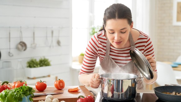 Frau am Kochen