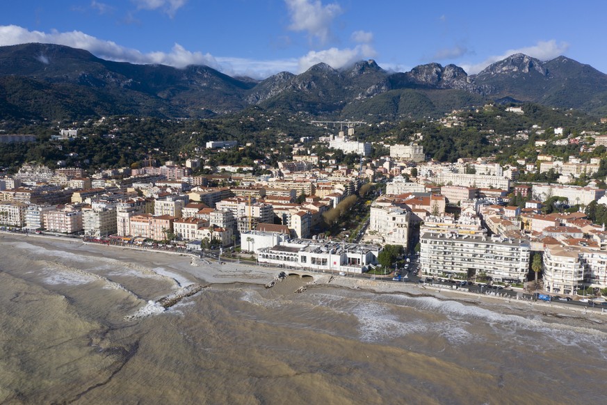 Betroffen seien etwa 700 Meeresregionen in aller Welt. Hier eine Luftaufnahme aus Menton, die Meeresverschmutzung durch Schlamm, Treibholz und Müll zeigt.