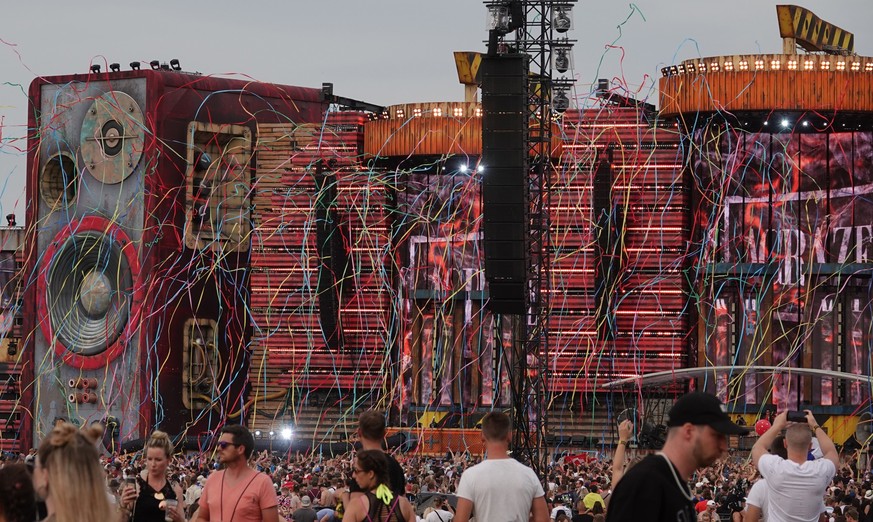 22.07.2022, Nordrhein-Westfalen, Weeze: Besucher stehen vor der Mainstage auf dem Musikfestival