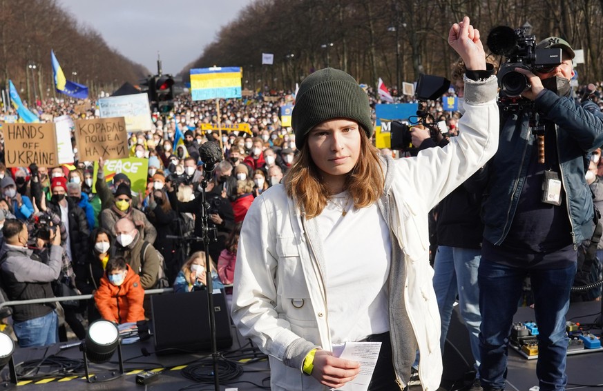 Klimaaktivistin Luisa Neubauer dreht sich um nach ihrer Rede bei einer Demonstration unter dem Motto &quot;Stoppt den Krieg! Frieden für die Ukraine und ganz Europa&quot; gegen den russischen Angriff  ...