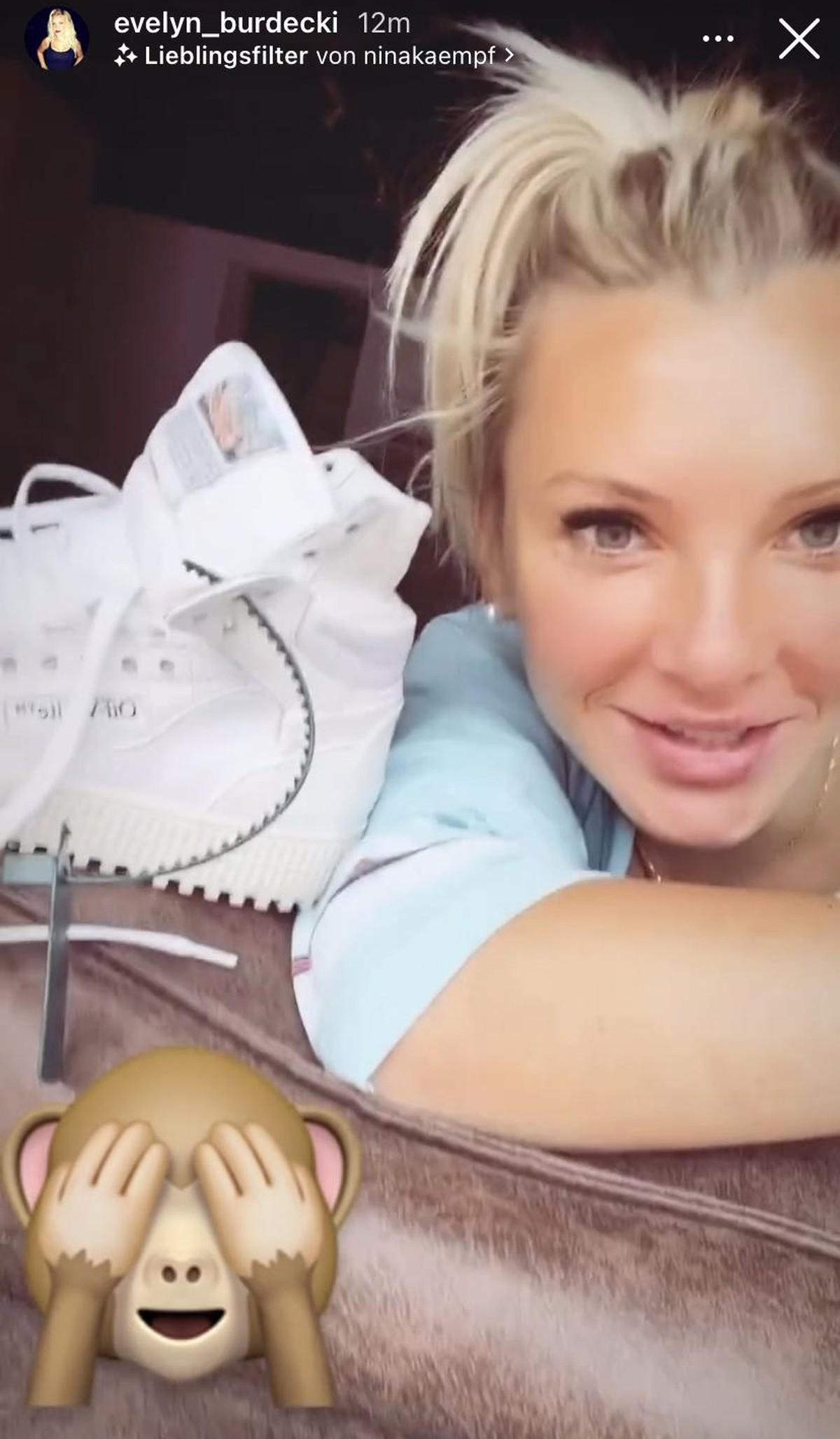 Evelyn Burdecki zeigt hier ihre teuren Schuhe.