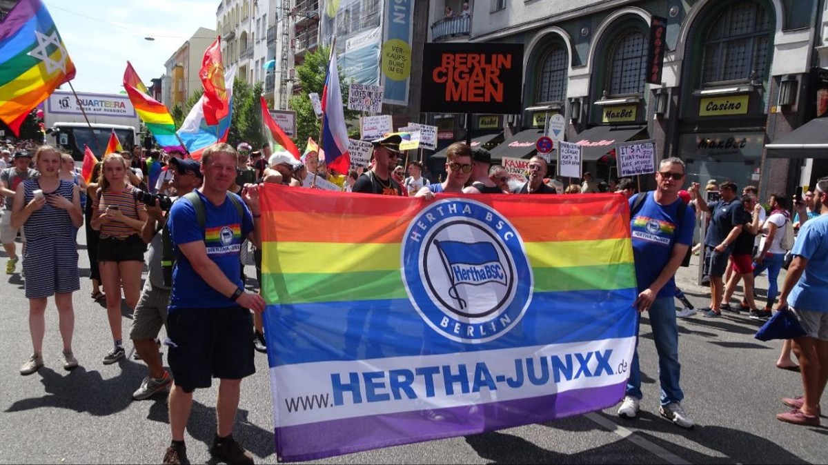 Die Hertha-Junxx auf einer Demo.