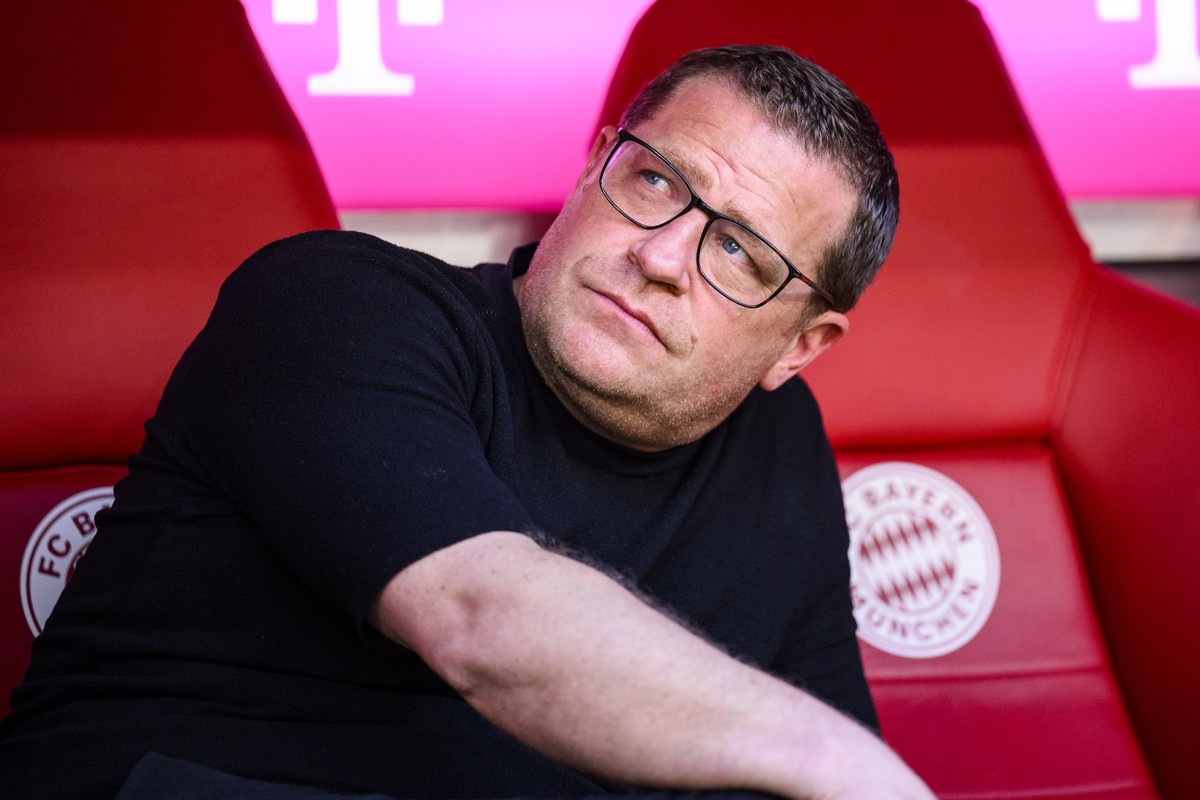 12.05.2024, Bayern, München: Fußball: Bundesliga, Bayern München - VfL Wolfsburg, 33. Spieltag, Allianz Arena. Münchens Sportvorstand Max Eberl sitzt vor dem Spiel im Stadion. Die Bayern-Bosse verhand ...