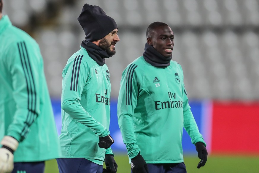 Verschwörer: Karim Benzema (l., mit <strike>Alu-</strike>Hut) und Ferland Mendy spielen gemeinsam bei Real Madrid – einen ihrer Teamkameraden wollten sie aber gegen Gladbach irgendwann nicht mehr mitspielen lassen. 